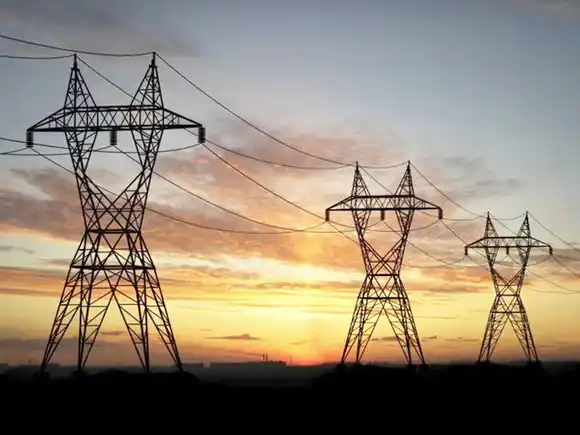 El Gobierno prepara un cargo en las tarifas para financiar obras eléctricas