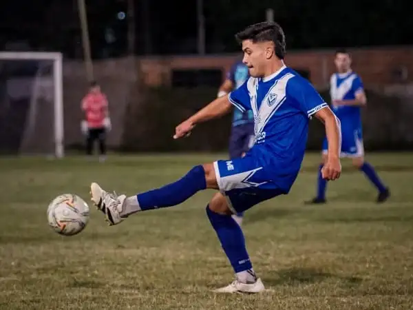 Un futbolista local será sometido a una cirugía en la cabeza y apela a la ayuda de la comunidad