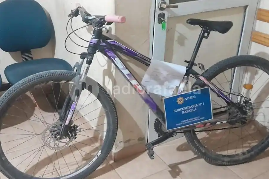 Encontró a dos chicos en la madrugada con su bicicleta robada hace un año