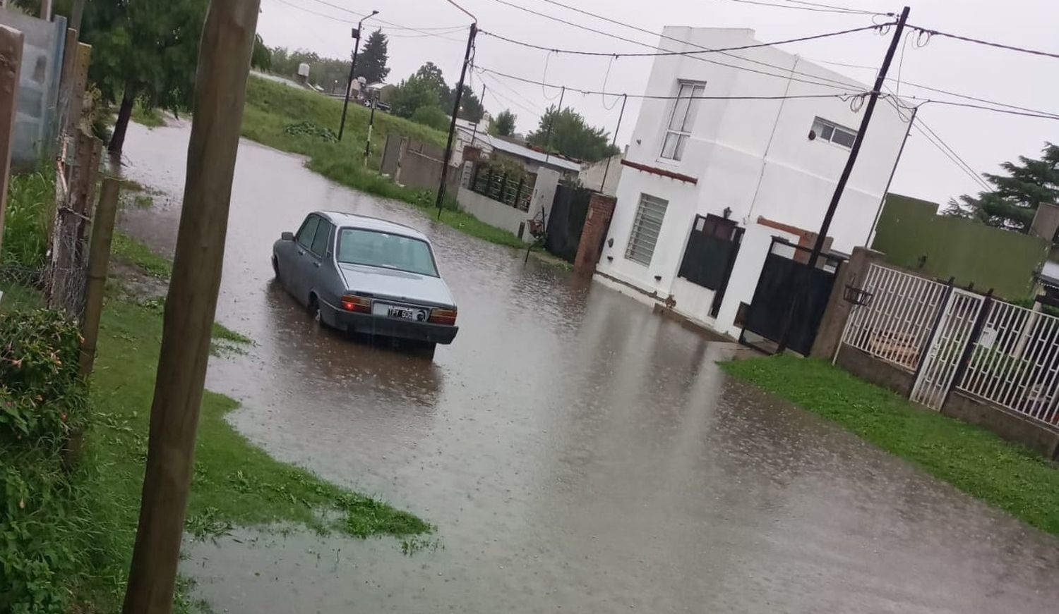 Calles bajo la lluvia, una postal recurrente en Tandil ante cada tormenta.