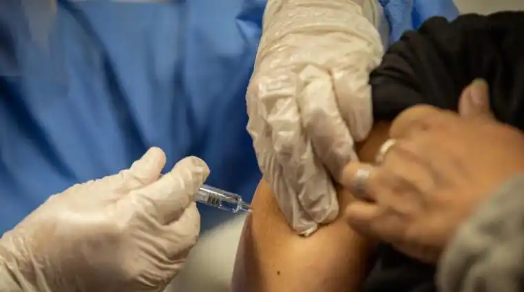 Comenzaron a vacunar contra el Covid-19 a voluntarios en la Argentina