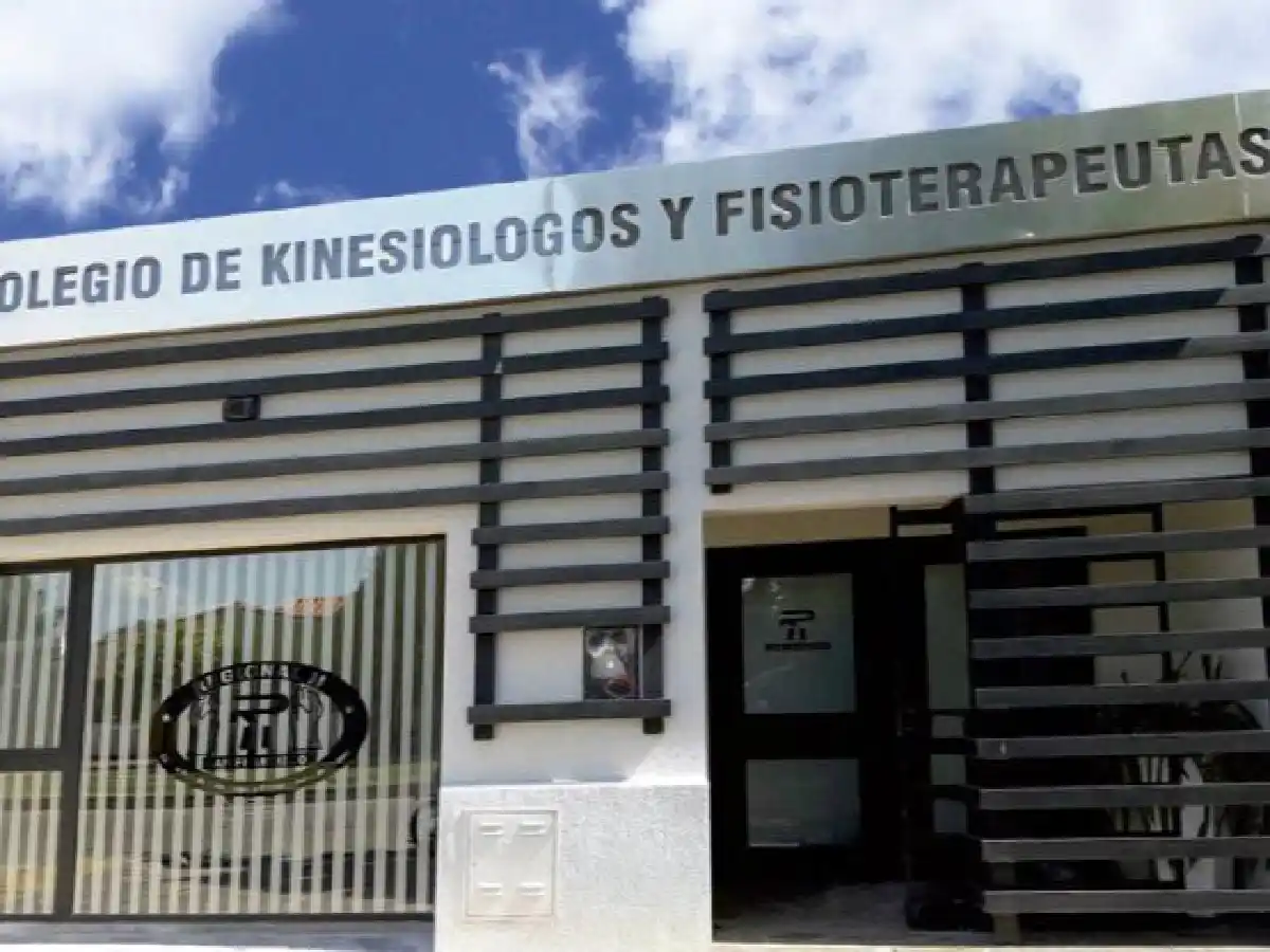 Colegio de Kinesiólogos reclama poder completar la vacunación de sus profesionales  