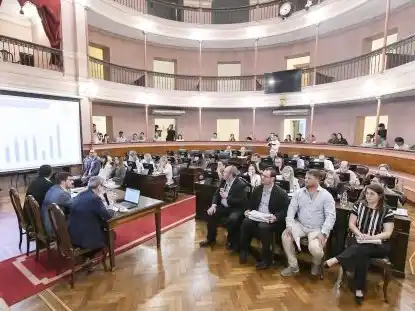 El oficialismo dio despacho al Presupuesto y la oposición advierte sobre el endeudamiento y obra pública provincial