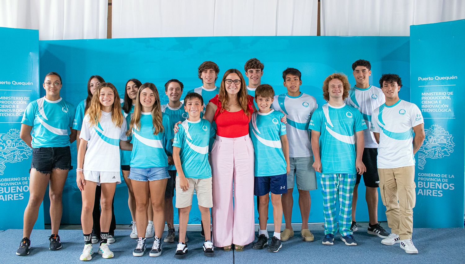 Jimena López junto a deportistas de distintas disciplinas de la ciudad