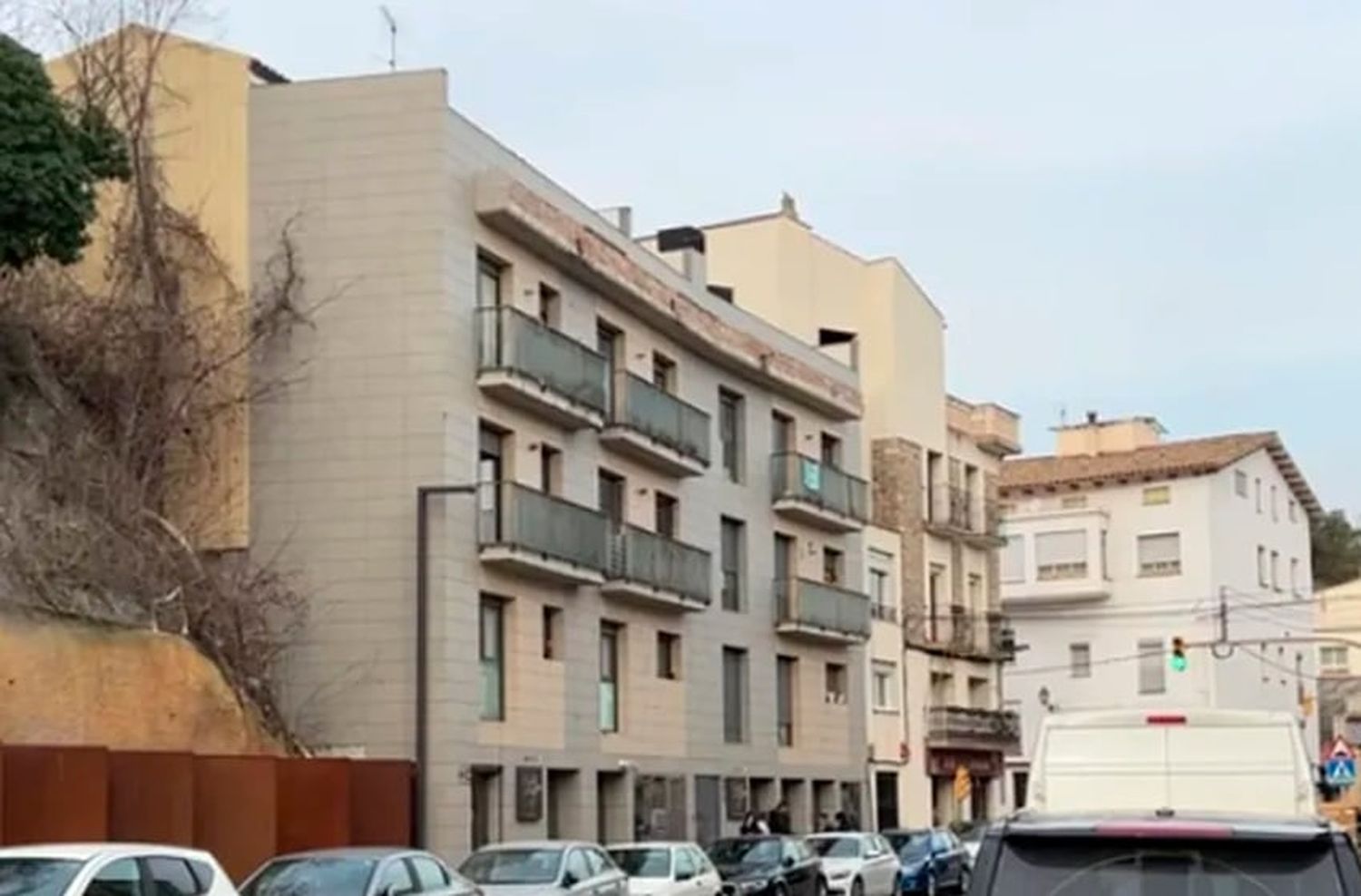 Abuelos de las gemelas marplatenses que cayeron de edificio arriban a municipio catalán para reunirse con la familia