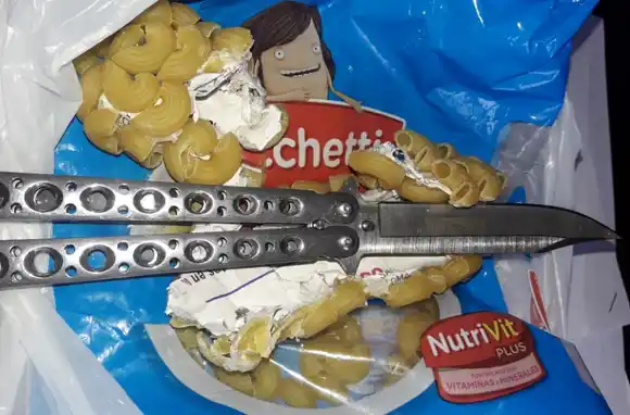 Una madre le llevó a su hijo preso una navaja en un paquete de fideos