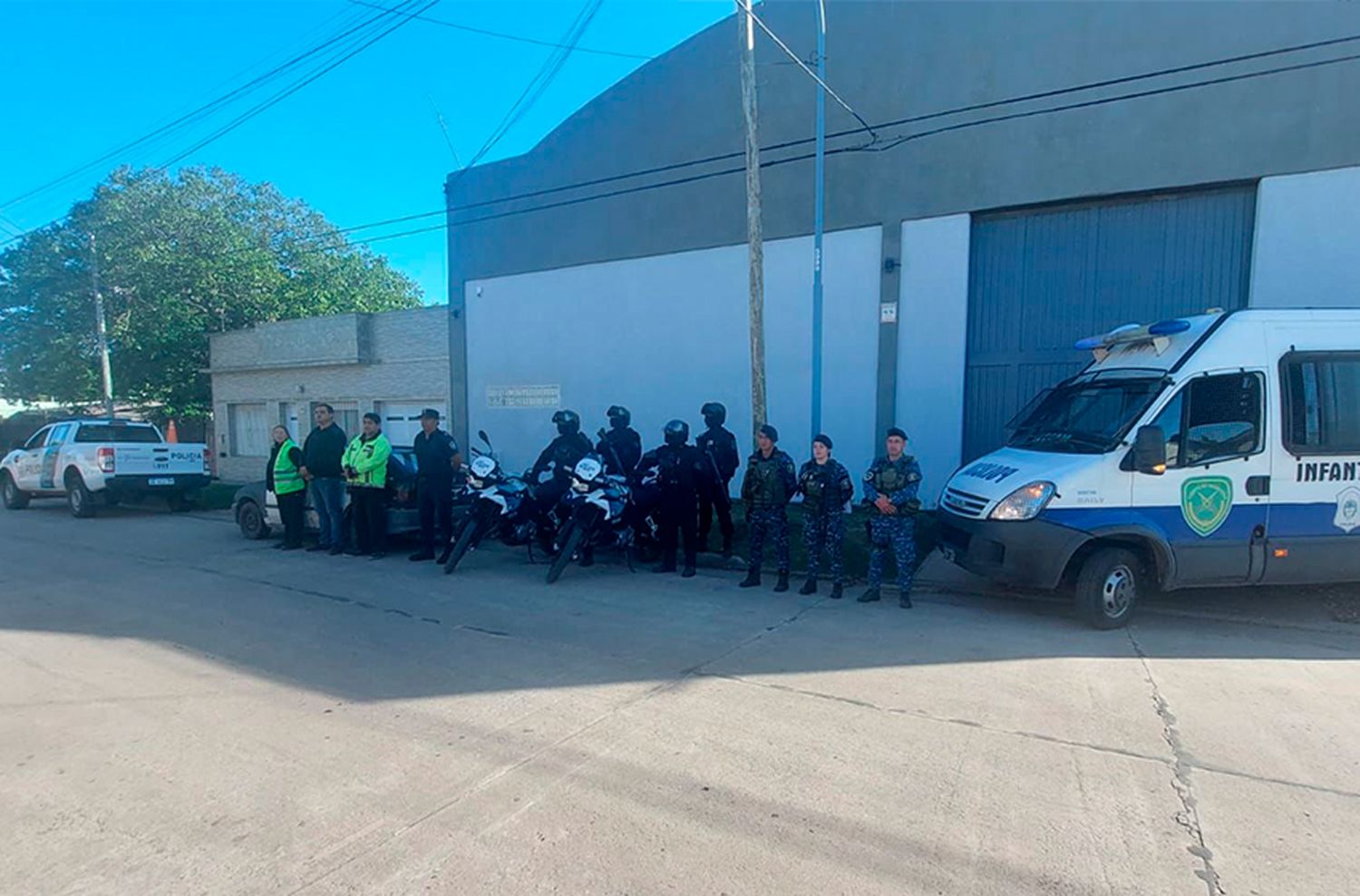 Armados y en una moto robada, dos malvivientes fueron atrapados en Las Avenidas