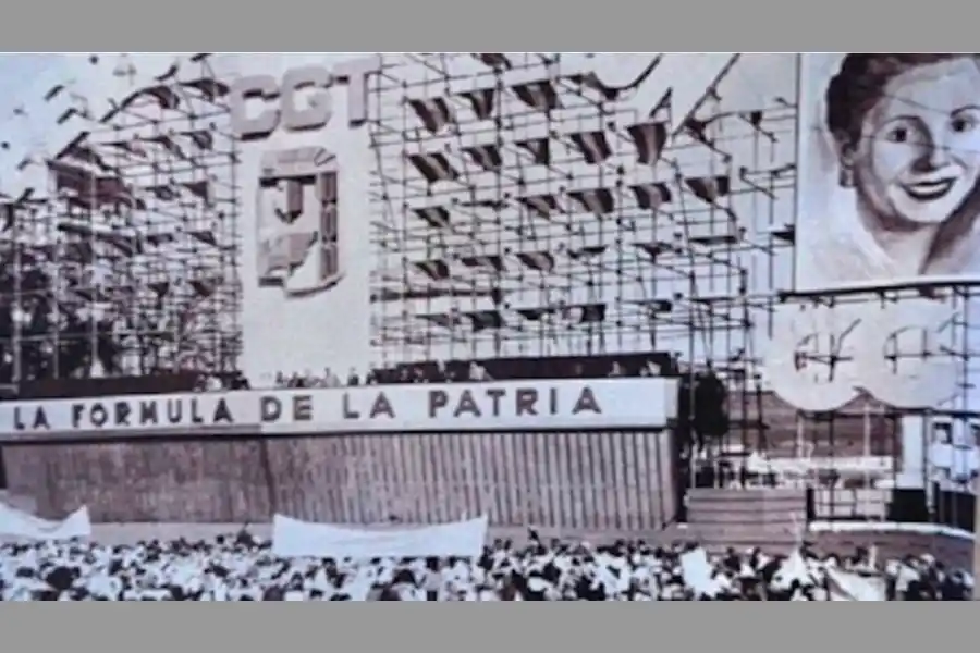 Desde un palco levantado junto a este edificio, Eva Perón confirmó ante una multitud su candidatura al cargo de vicepresidenta de la Nación