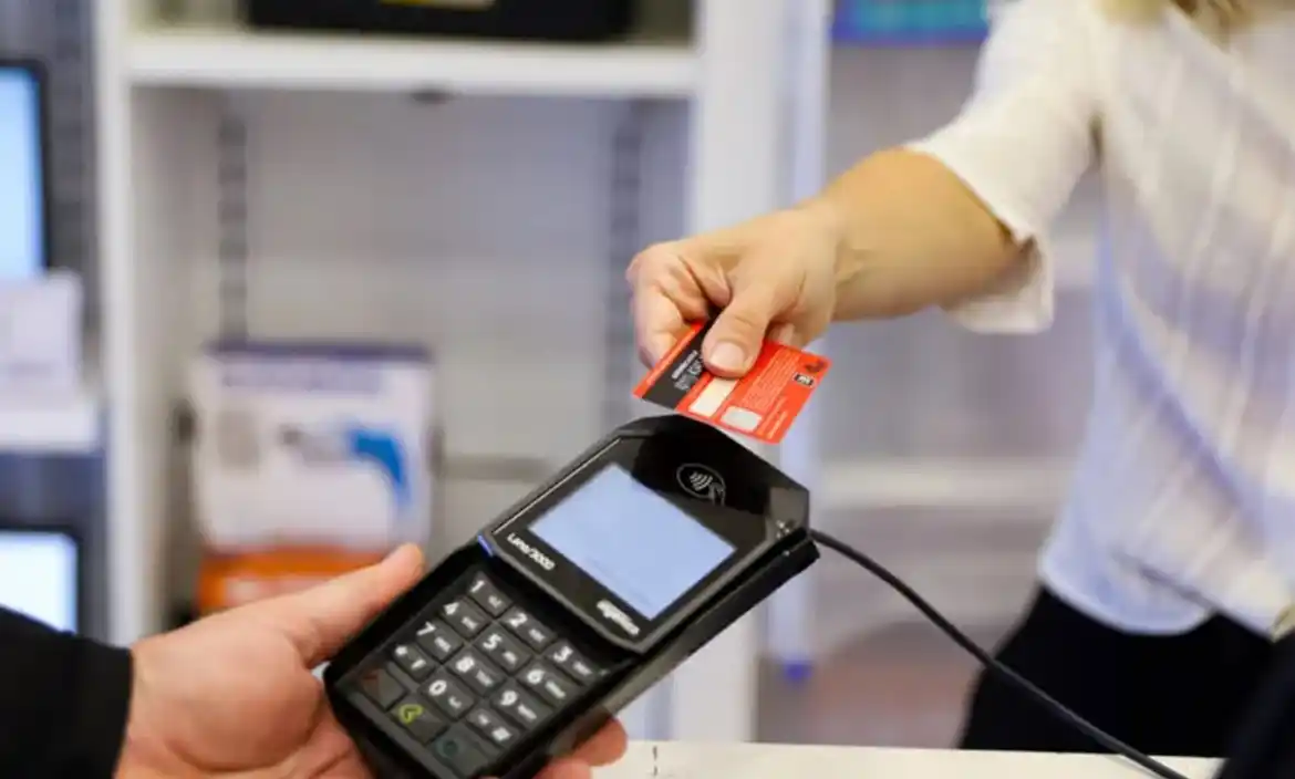 El consumo se frena y crece el endeudamiento: seis de cada diez argentinos usan la tarjeta para gastos corrientes