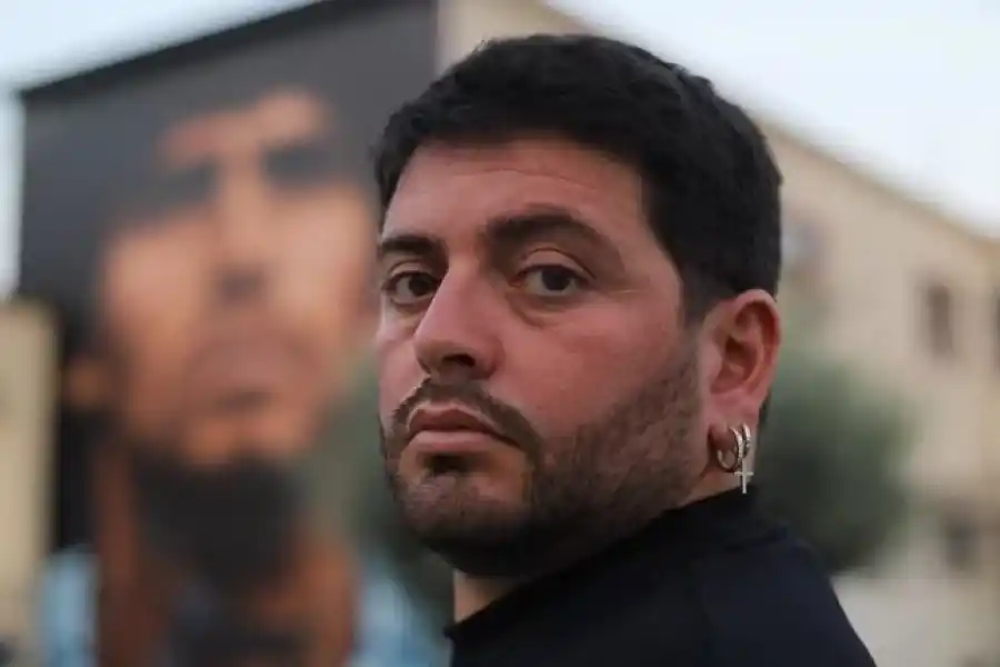 Diego Maradona Junior posó junto a un mural de su padre en Italia, avalando el proyecto junto a sus hermanos