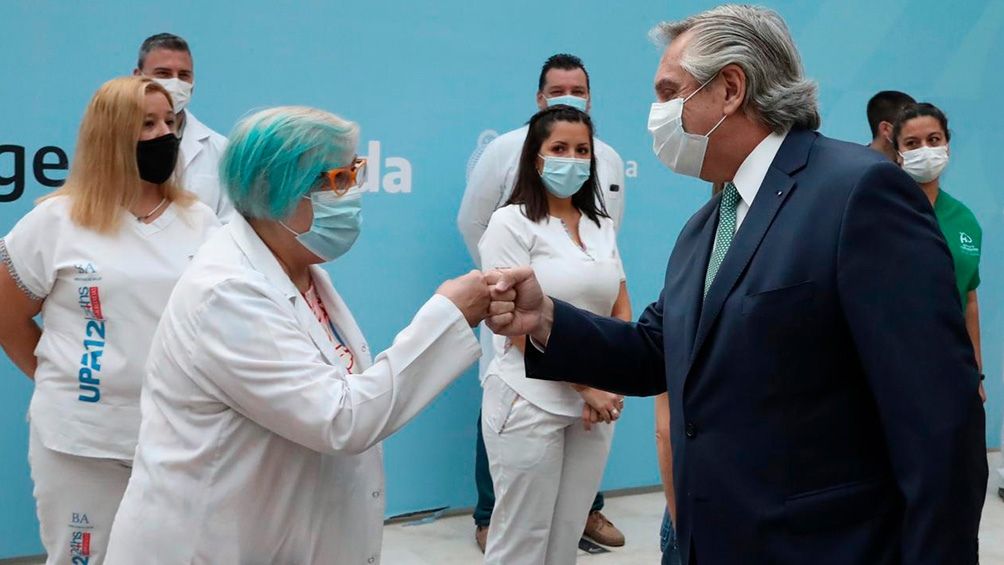 Fernández anunció un bono por 6.500 pesos para personal de salud