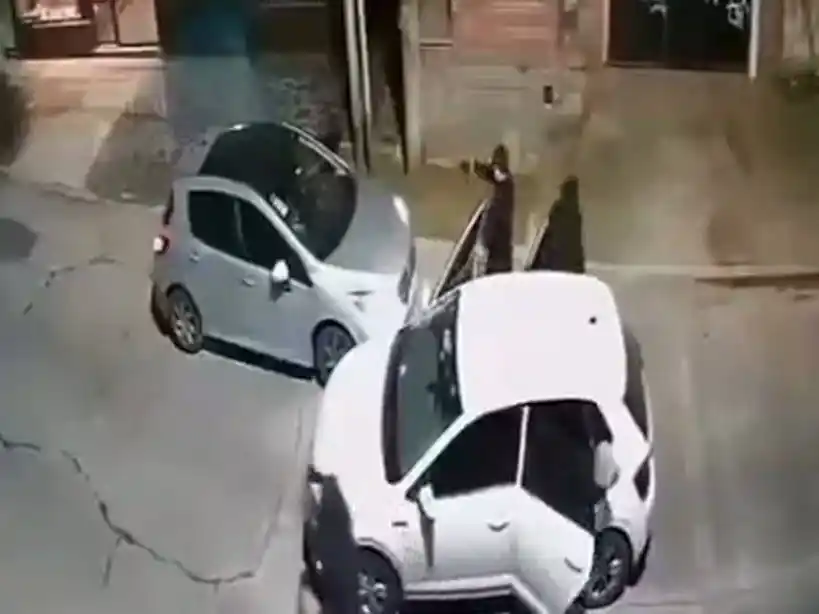 Un grupo de delincuentes sorprendió a una pareja en la puerta de su casa y les robaron el auto