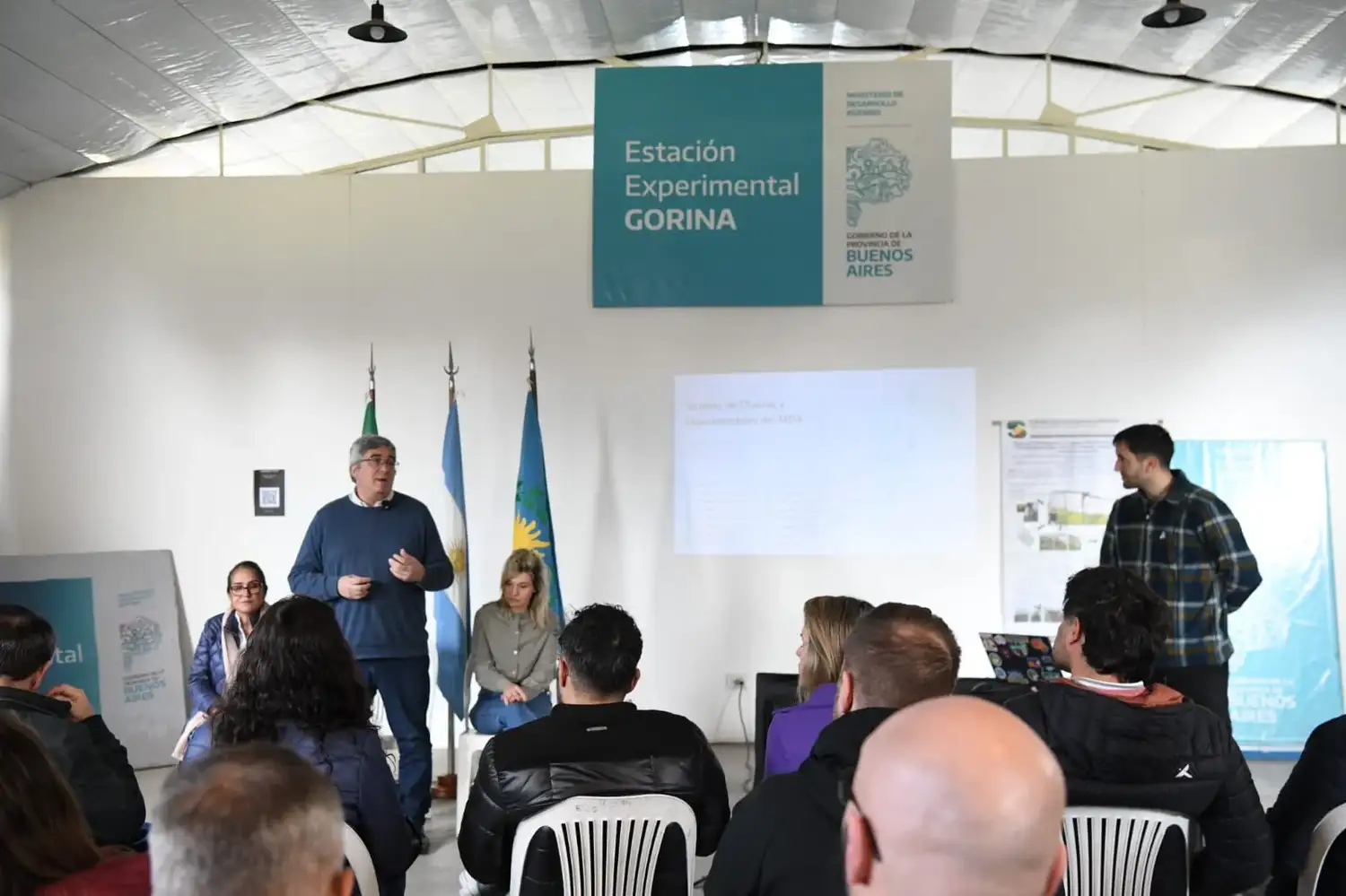 Una delegación brasileña recorrió los ensayos de bioinsumos que la Provincia desarrolla en Gorina