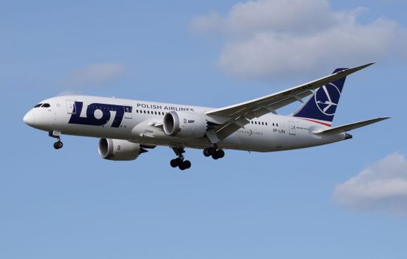 Un Boeing 787 de LOT Polish Airlines aterriza de emergencia en China por una falla de motor: Esto Sabemos