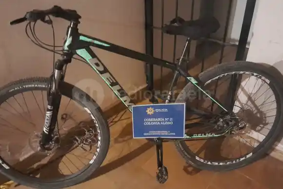 Vieron a la policía, descartaron una bicicleta y escaparon