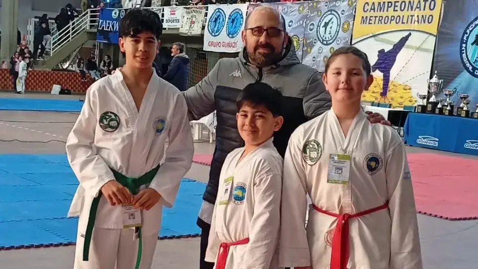 Carlos Correa, junto a sus alumnos que obtuvieron medallas en el Metropolitano