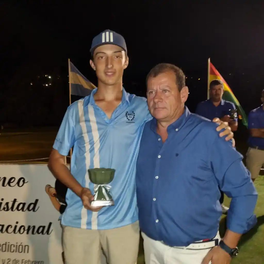 Julio Goti con el premio por su victoria en menores de 18 años.