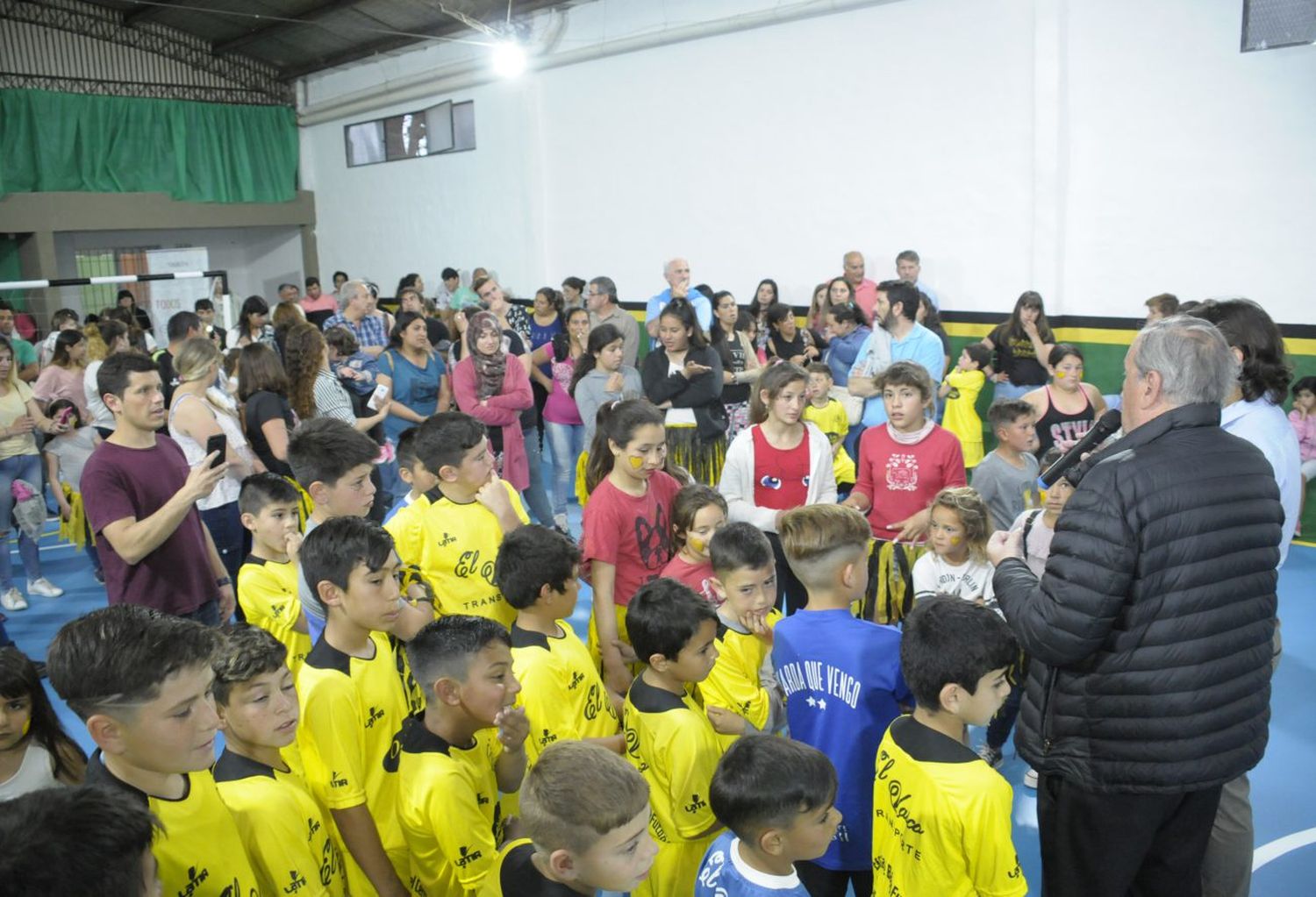 Se inauguró el polideportivo del Club Defensores del Cerro y se destacó su importancia en el barrio