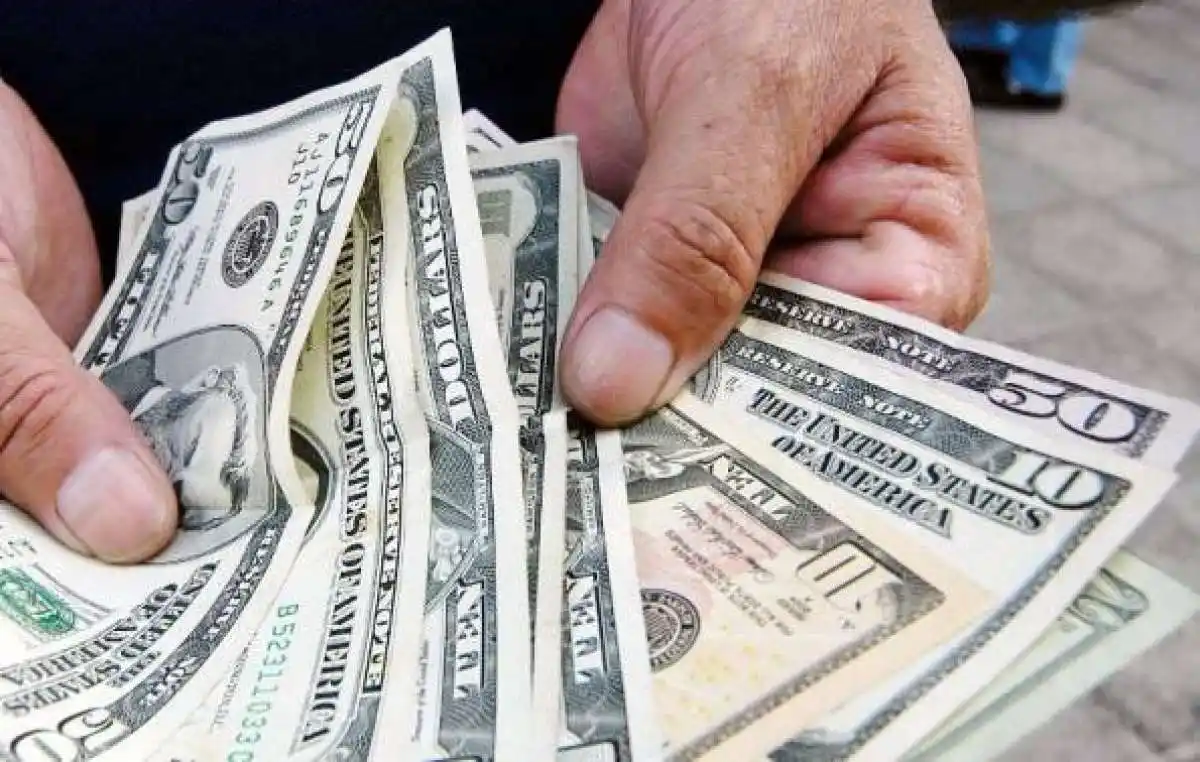Cotización del dólar: Bajó el oficial y subió el blue