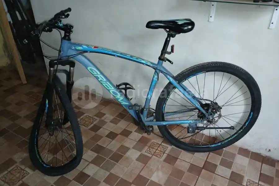 Pudo ser una tragedia: un conductor alcoholizado chocó a un ciclista al bajar de la ruta