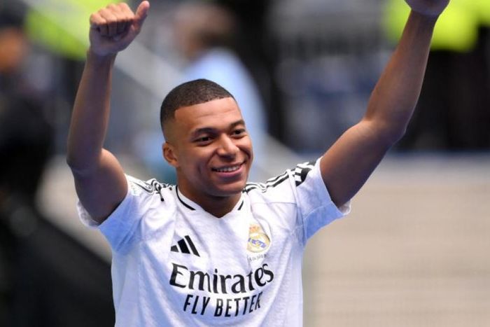 Presentación de Mbappé hoy en el Bernabeu ante una multitud(MD)
