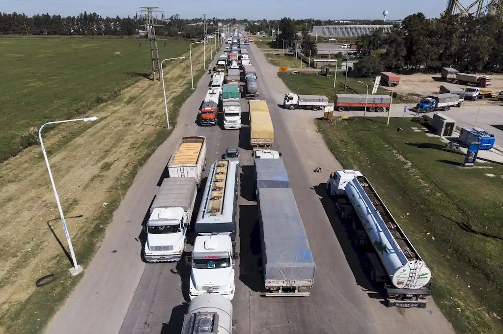 Imágenes impactantes: así se ven colapsados por camiones los accesos a los puertos del sur santafesino