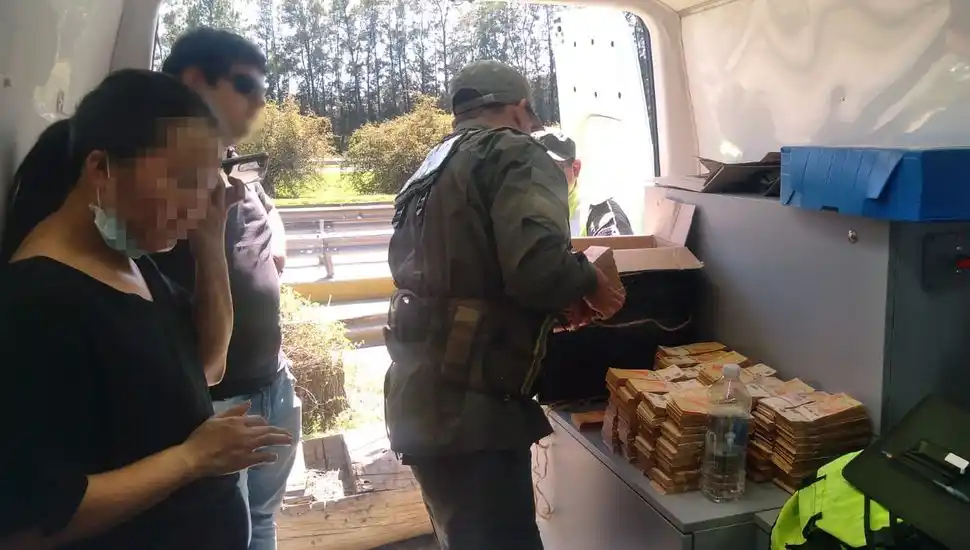 Ruta 9: Gendarmería secuestró $ 20 millones que llevaban ciudadanas chinas en valijas en un micro