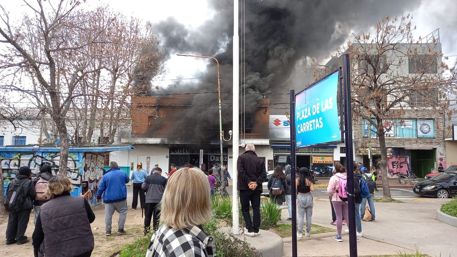 Incendio en Teatro Roma, en Moreno: evacuaron una escuela