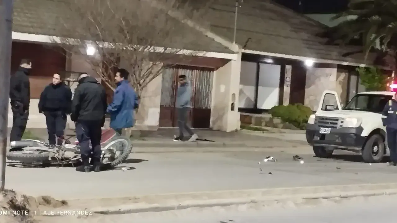 Fuerte colisión. Entre la motocicleta y un auto, en plena avenida 75