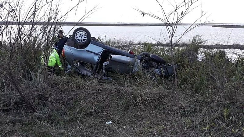 Un muerto al volcar el vehículo en el que viajaba por el enlace Victoria-Rosario