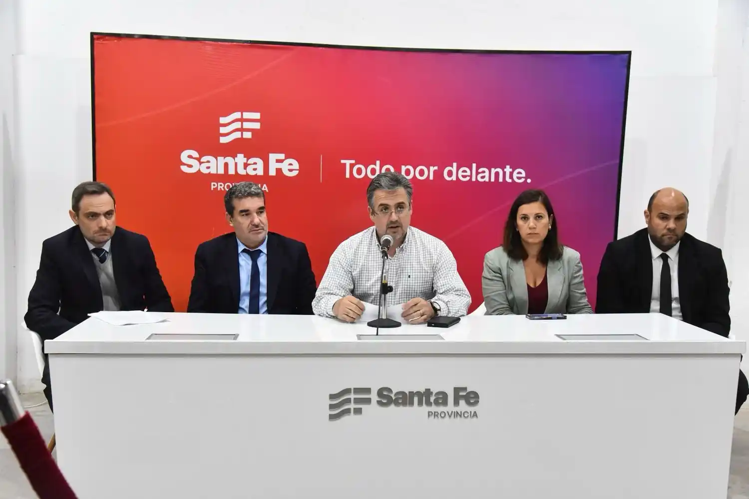 El ministro de Justicia y Seguridad, Pablo Cococcioni, junto a los fiscales regionales del Ministerio Público de la Acusación (MPA), Matías Merlo y José Luis Caterina; la secretaria de Coordinación Técnica y Administración Financiera, Georgina Orciani; y el subsecretario de Control Policial, Lucas Covacich. Foto: GSF