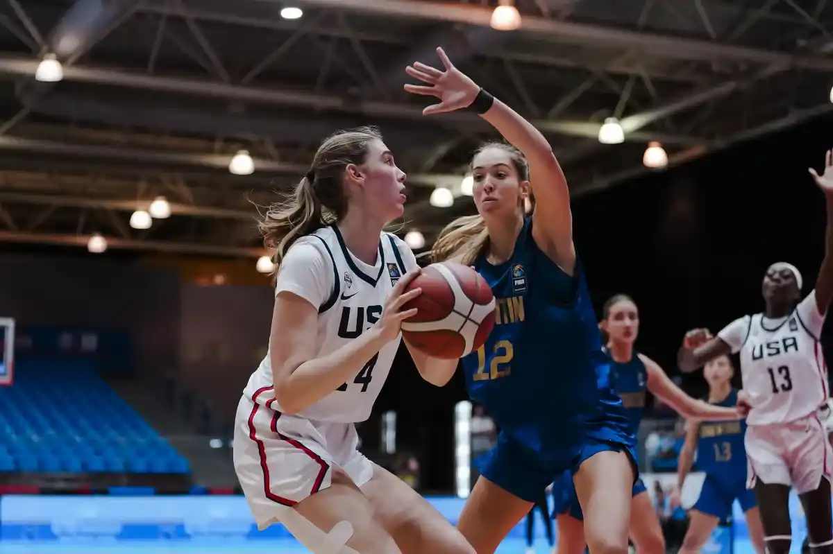 Meli en plena tarea defensiva, que cumplió de buena manera. Foto: FIBA