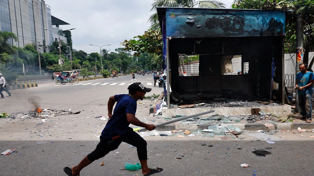 CRISIS EN BANGLADÉS: huye la primera ministra y las revueltas dejan decenas de muertos