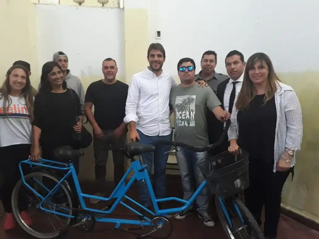 Un joven no vidente volvió a andar en bicicleta fabricada por los internos de la Penitenciaría de San Nicolás