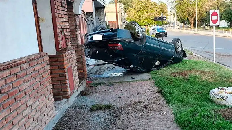Dos heridos tras un choque y vuelco en Paraná: el auto terminó en la vereda