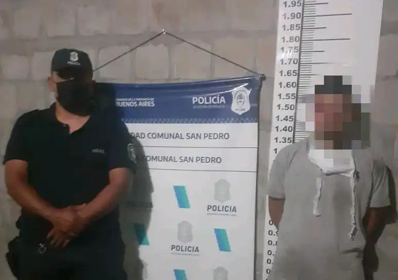 Joven intentó robar en un auto y lo aprehendieron