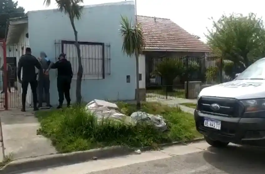 Tenía un arma y cuando quiso escapar lo detuvieron