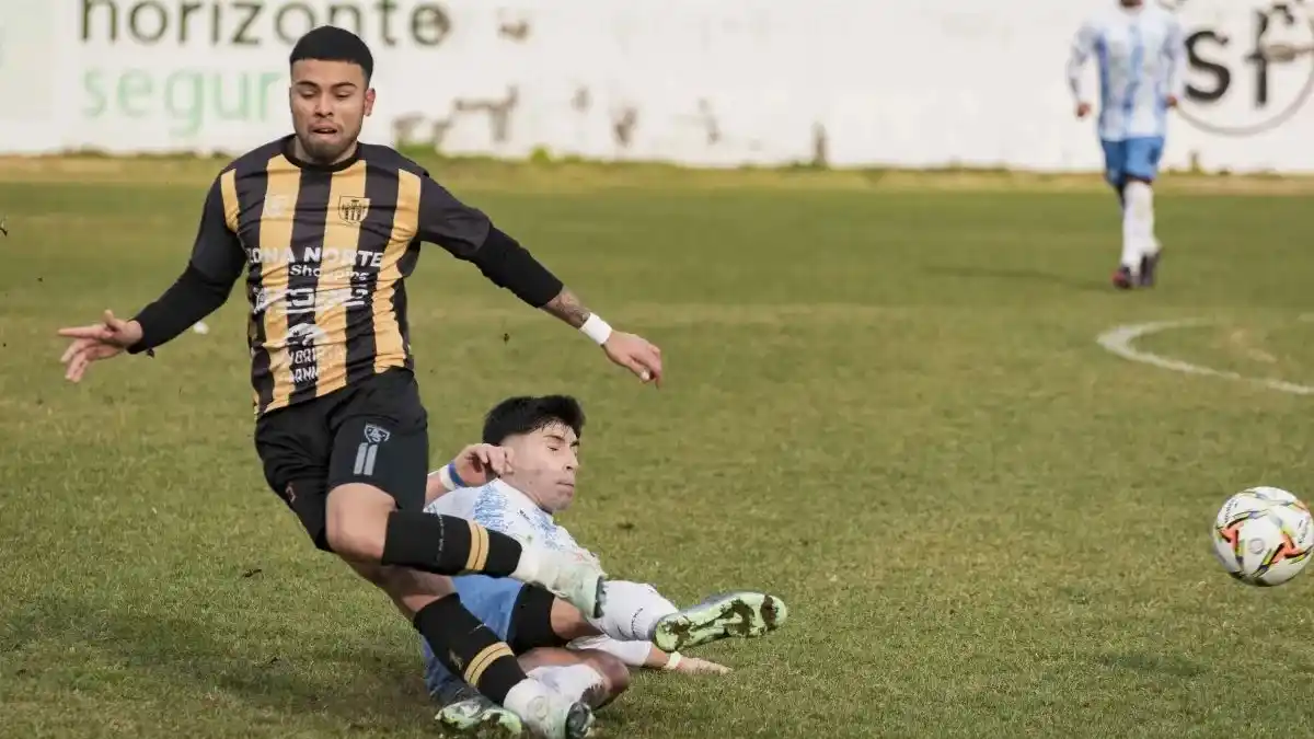 Un intento de Gabriel Navarro. (Fotos de Daniel Idiarte, Noticias Net de Río Negro).