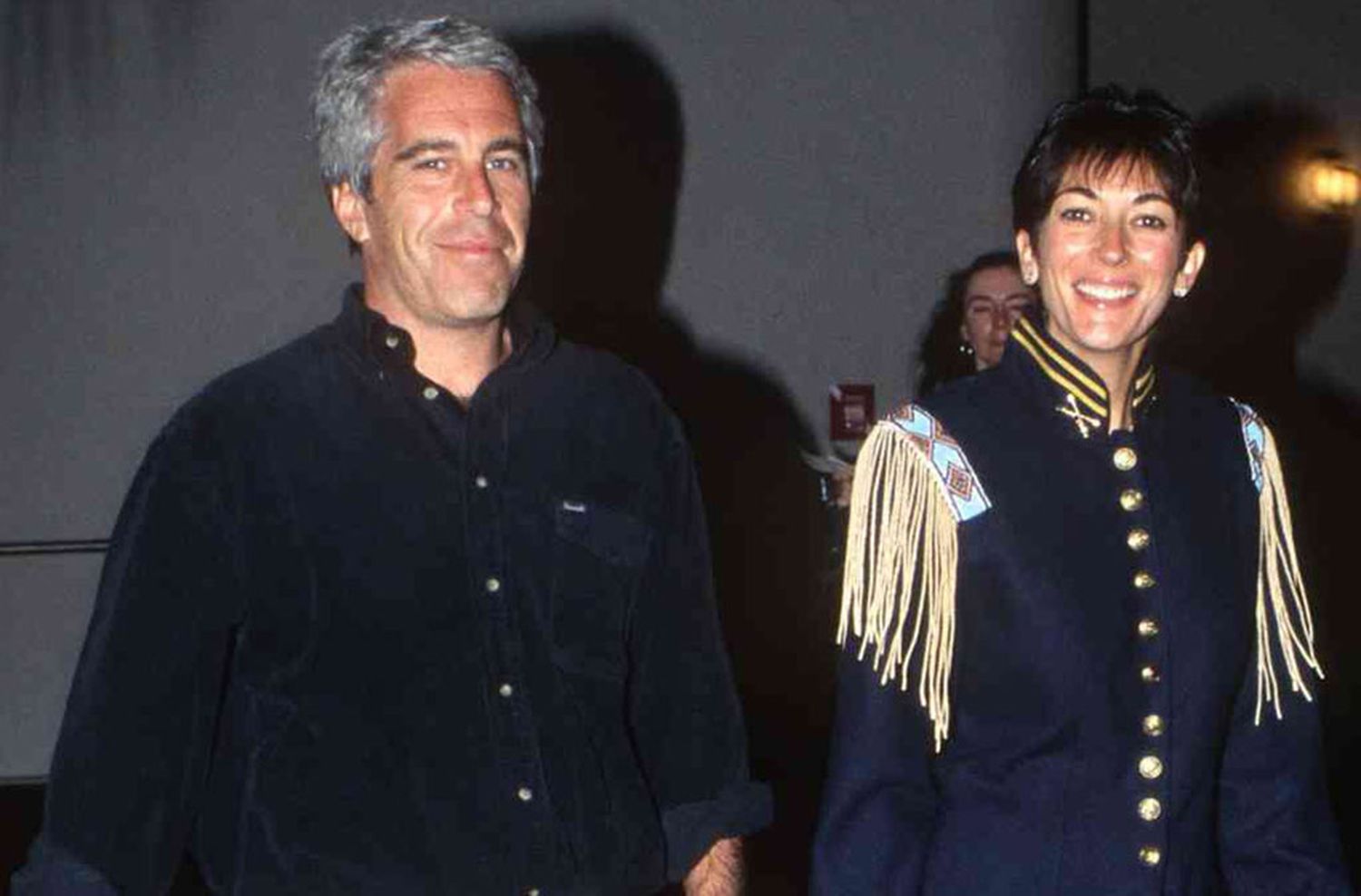 Detuvieron a la ex pareja de Jeffrey Epstein, el multimillonario acusado de pedofilia