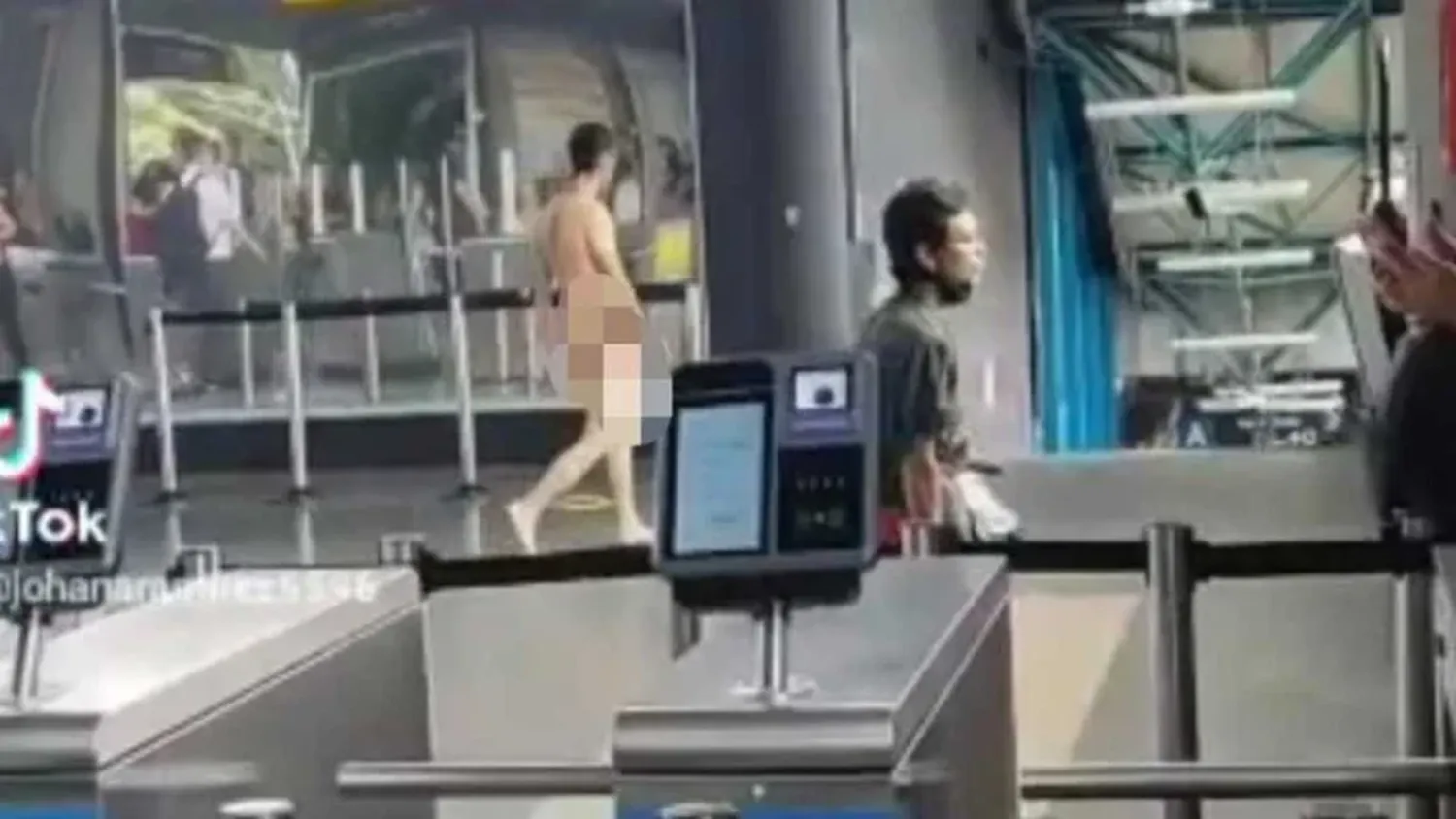 Insólito: un hombre se paseó desnudo por el metro de Medellín