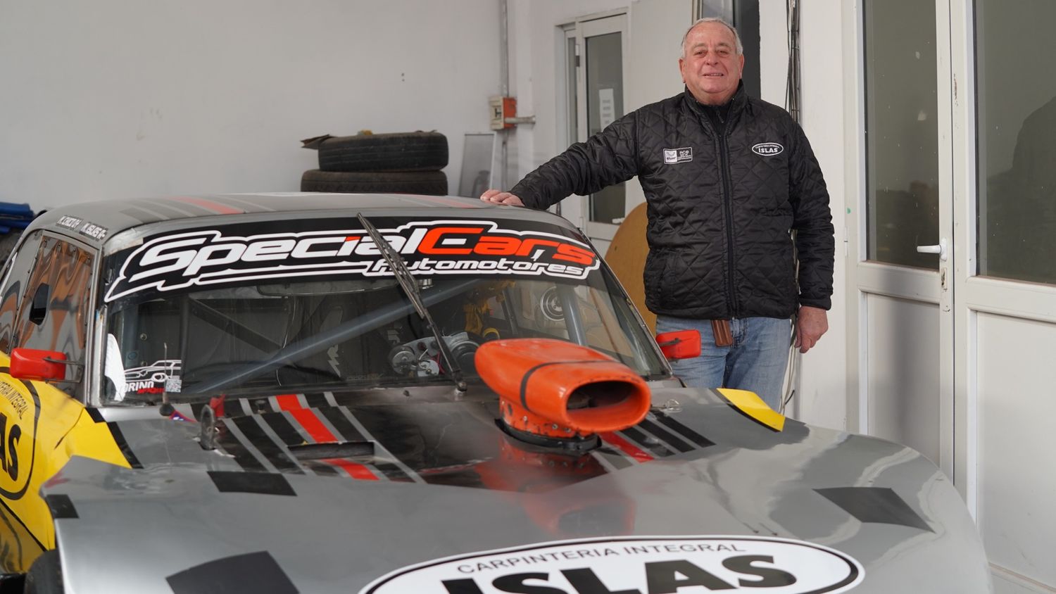 Miguel Islas, junto a su auto con el cual compite en el Turismo Special de la Costa