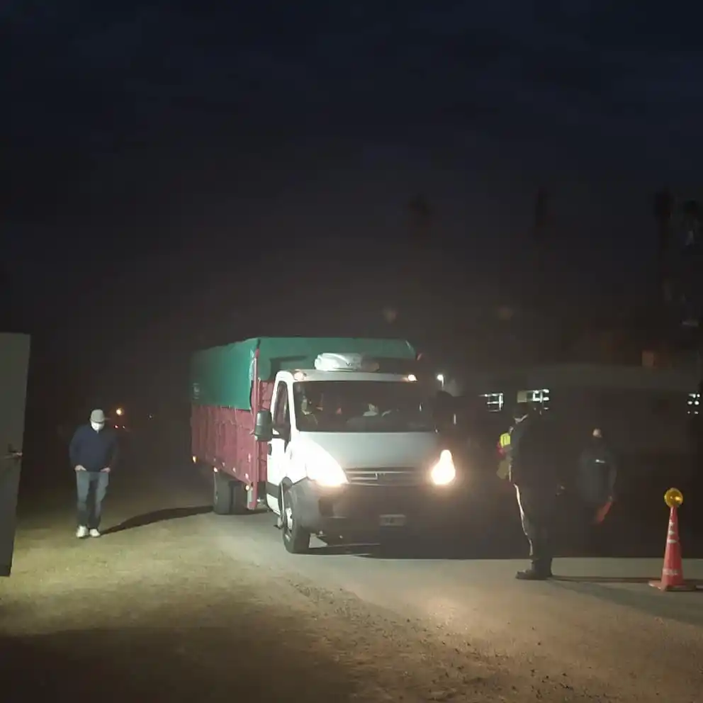 Aranguren extrema medidas con transportistas y establece horarios para la circulación en la vía pública