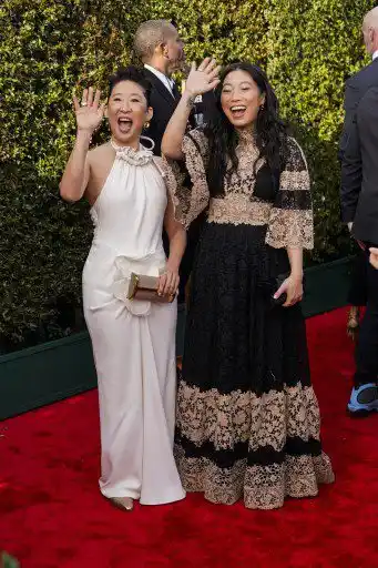 Sandra Oh y Awkwafina attend a su llegada a la entrega de los Critics Choice Awards. Foto AFP