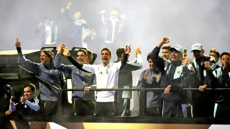 La Selección llegó al país tras el segundo lugar en el Mundial: una multitud saludó al plantel afuera de Ezeiza