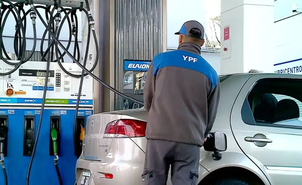 Desde YPF niegan que los combustibles vayan a aumentar en diciembre
