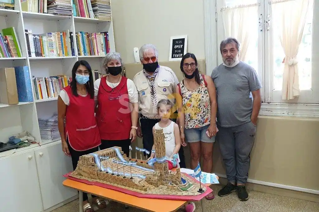 La niña santafesina fanática de Belgrano recibió de regalo una maqueta del Monumento Nacional a la Bandera
