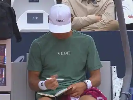 Tristan Boyer con el cuaderno en pleno partido.