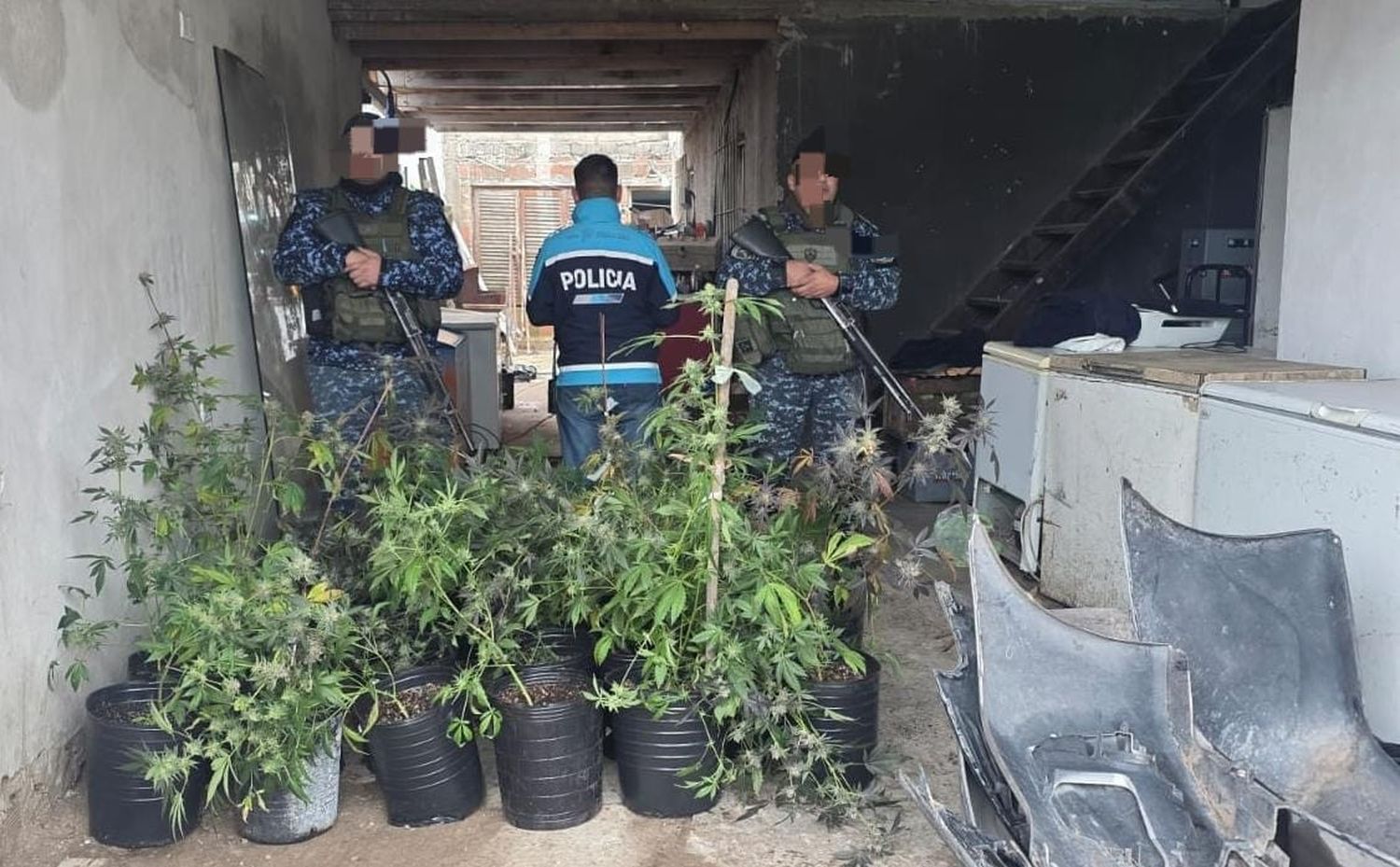 Allanamiento para esclarecer un robo terminó con un detenido, cuatro imputados y el secuestro de drogas