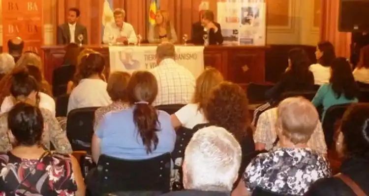 La Directora Provincial de Tierras encabezó la entrega de actas de regularización