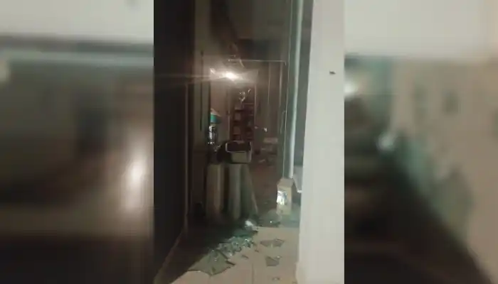 Vandalismo: destrozaron la vidriera de un local y huyeron